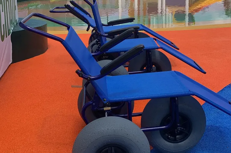 O novo espaço também foi pensado para garantir a acessibilidade a todos os visitantes. Estão disponíveis, gratuitamente, cadeiras de rodas desenvolvidas especialmente para uso em ambientes com água, destinadas a Pessoas com Deficiência (PCD) durante a permanência no local.