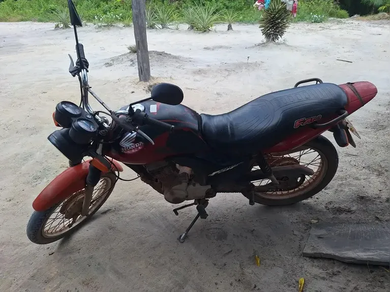 Motocicleta utilizada pelo suspeito para chegar aos locais dos crimes.