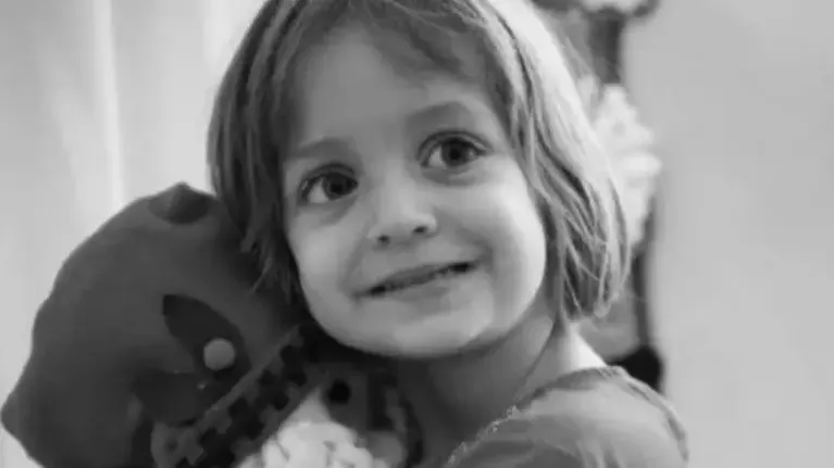 Menina morre no dia do aniversário na escola e família exige justiça.