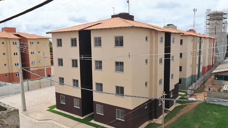 Prefeitura entrega 64 apartamentos e centro comercial na Estrada Nova