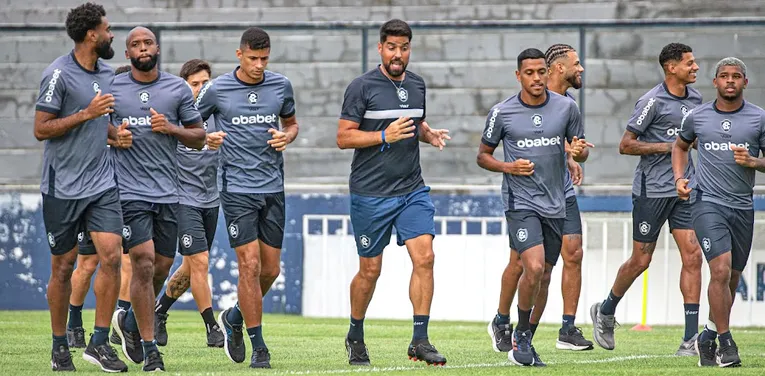 Caio Vinícius (primeiro na esquerda) conversa com António Oliveira na corrida com outros jogadores