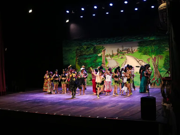 Os pássaros juninos usam a dramaturgia para apresentar histórias sobre cultura e consciência ambiental.