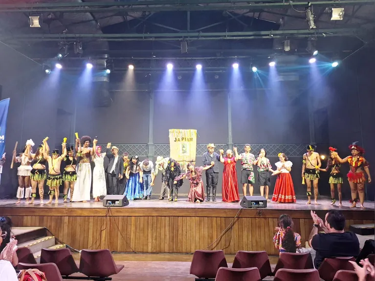 Na releitura da dramaturgia feita pelo  Japiim, o caçador se recusa a matar o pássaro.