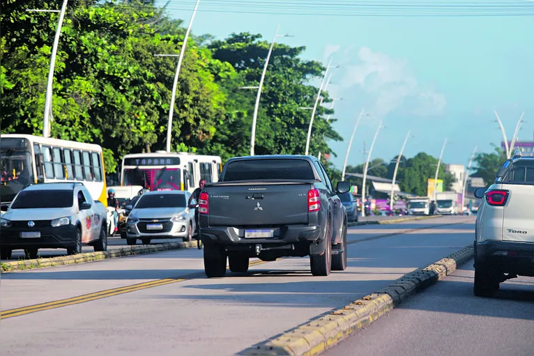 O DIÁRIO também flagrou veículos particulares fazendo uso da pista expressa.