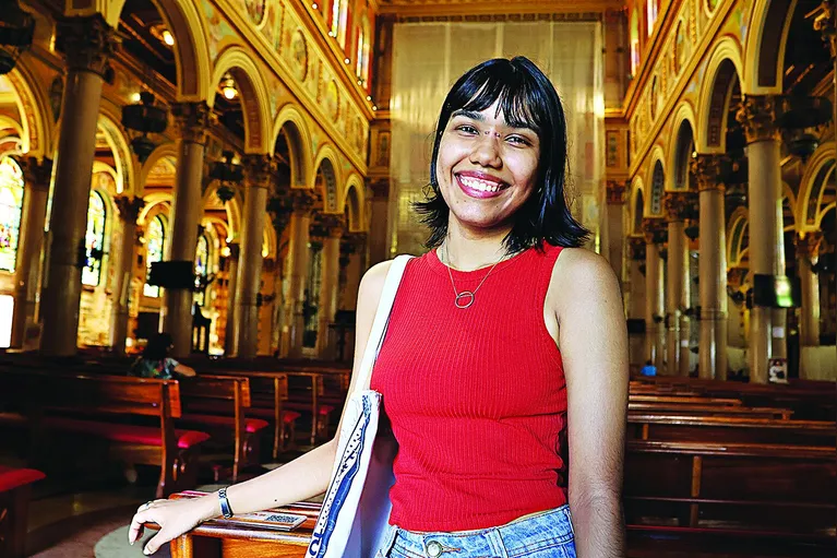 Mayara destaca as manifestações religiosas