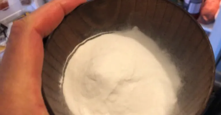 O truque? Uma tigela de bicarbonato de sódio!