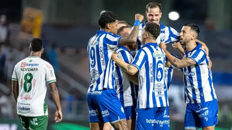Jogadores do CSA comemoram goleada e classificação contra a Tuna
