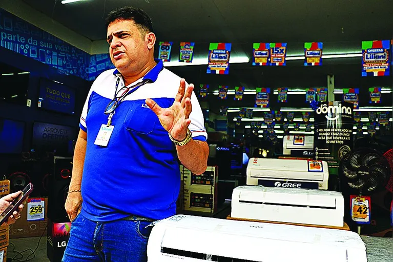 O vendedor Wellington Robson Lima, 47, relatou que o pico de procura começou mais recentemente.
