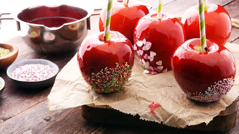 Tido como uma releitura da tradcional maçã do amor, presente principalmente nas festas juninas, o morango do amor ganhou força nas redes.