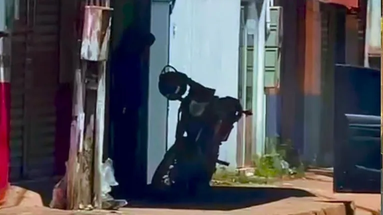 om o avanço das investigações e após levantamento de informações, os policiais conseguiram localizar o suspeito escondido em uma oficina de conserto de motocicletas.