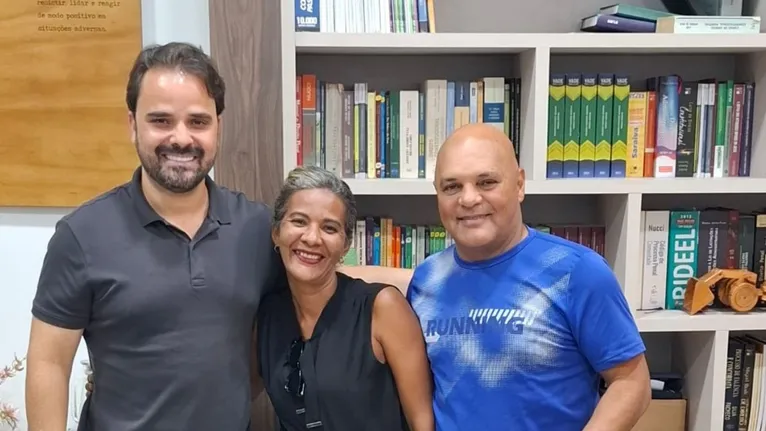 Prefeito, Presidente Lizô e Dato do Ônibus no gabinete.