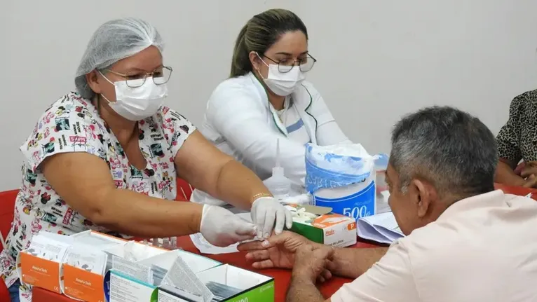 As faixas etárias mais afetadas são entre 50 e 79 anos, com destaque para mulheres entre 55 e 59 anos e homens entre 60 e 64.