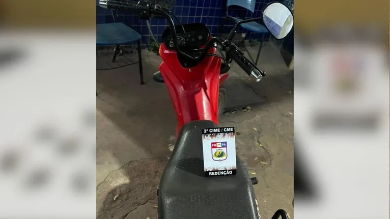 De acordo com a PM, o suspeito chamou a atenção dos militares ao trafegar em uma motocicleta POP 100, de cor vermelha, sem placa de identificação.