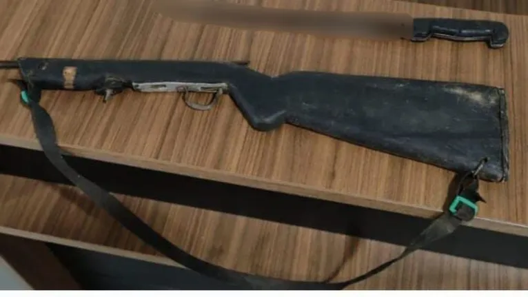 Durante a abordagem, uma espingarda de fabricação caseira e um facão foram encontrados.