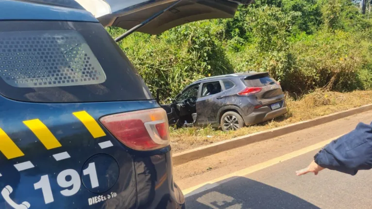 Ao perceberem a aproximação policial, os suspeitos empreenderam fuga, colidiram o carro e tentaram escapar a pé, adentrando uma área de mata.