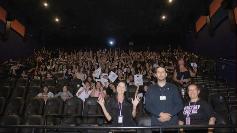 A plateia cantou junto e se emocionou com o show.