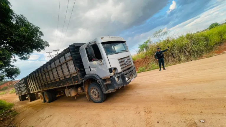 O caminhão foi interceptado por volta das 17h
