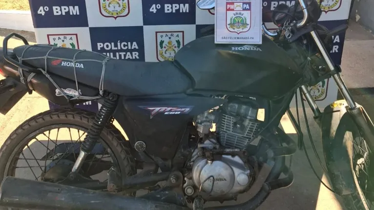 Após abordagem e verificação da situação do veículo, foi constatado que a motocicleta possuía registro de roubo/furto.