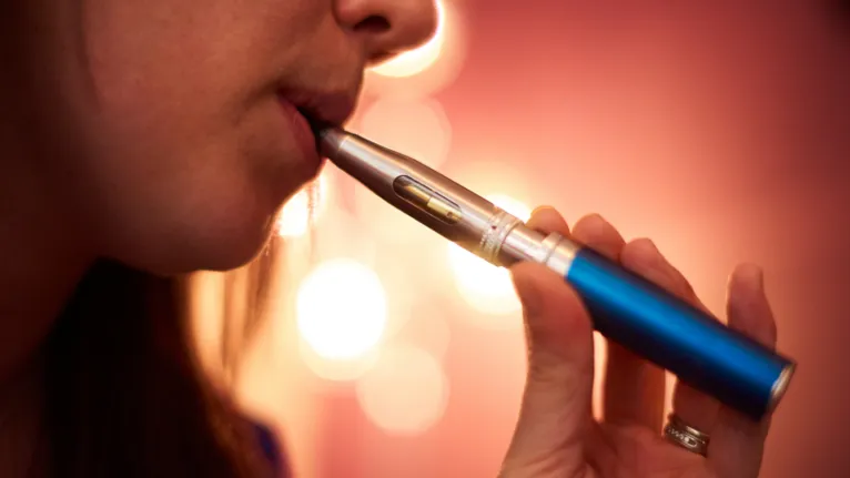 Um estudo da Unifesp revela que 1 em cada 9 adolescentes (cerca de 11%) usa vape no Brasil.