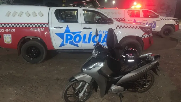 Uma motocicleta também foi apreendida no local.