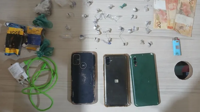 Foram encontrados com os supeitos 3 aparelhos celulares, R$ 60,00 em espécie e ainda, 36 pedras de substância que se assemelha ao crack.