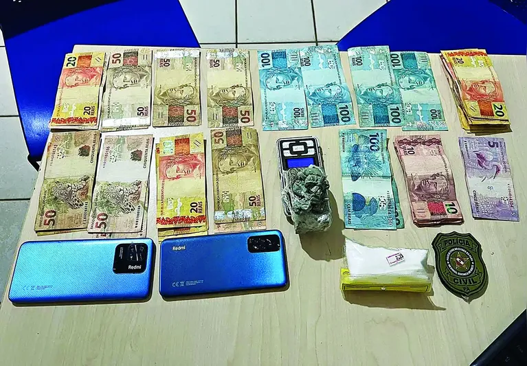 Três dos presos foram autuados em flagrante por tráfico de drogas.