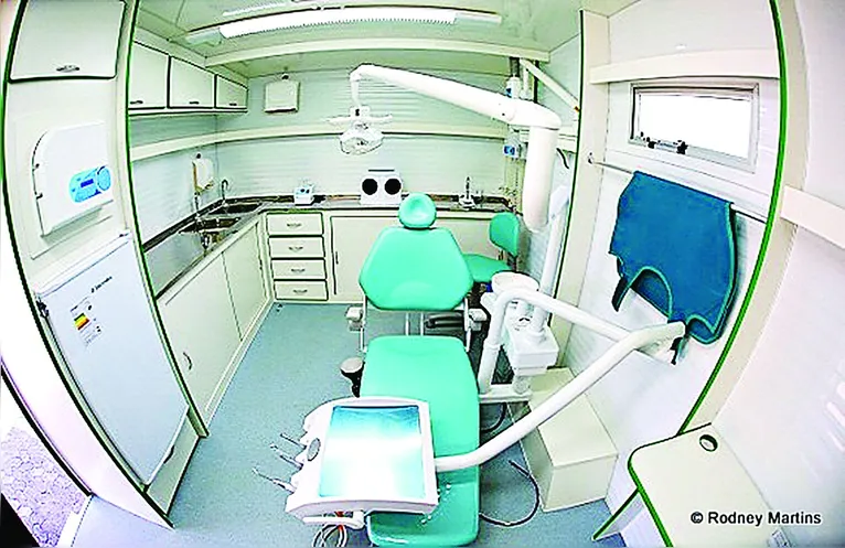 A unidade móvel é um consultório odontológico completo, instalado em um veículo adaptado, que se desloca para levar atendimento odontológico a áreas remotas.
