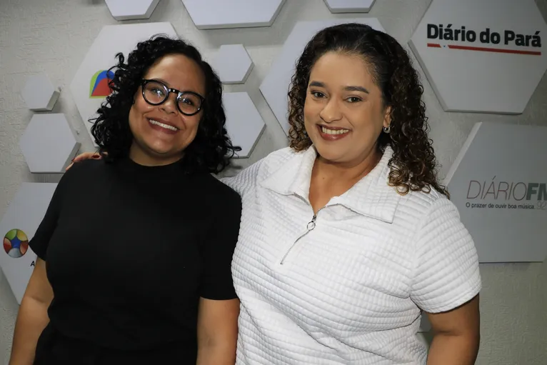 O formato de bate-papo entre as apresentadoras Cíntia Magno e Haynna Hállex conduz a conversa de forma leve e dinâmica, sempre intercalando com trechos das entrevistas originais.