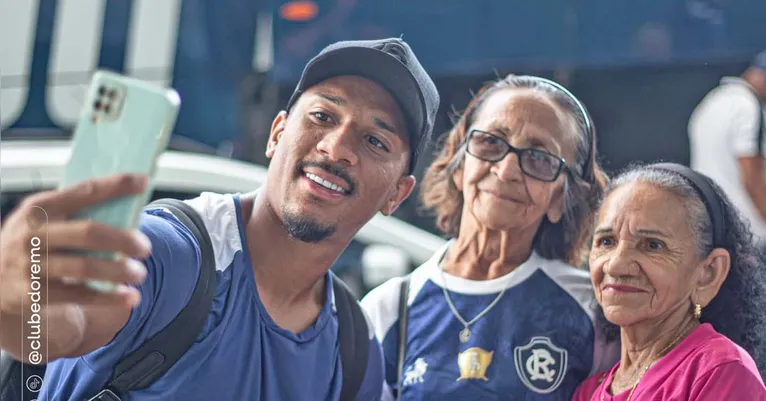 Davó com as torcedores no embarque do Leão