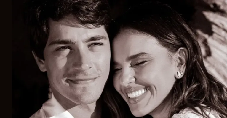 Mariana Rios posa abraçada com o namorado, Juca, após anunciar a gravidez do primeiro filho.