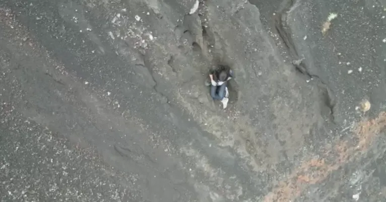 Vídeo: brasileira cai em vulcão na Indonésia e aguarda socorro há mais de 14 horas 
