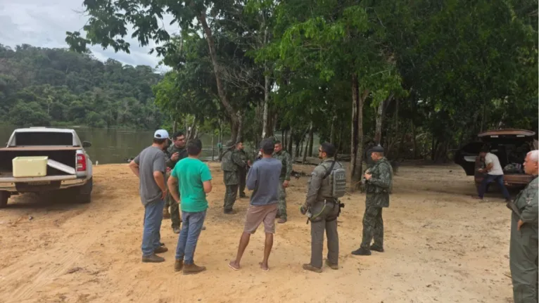 Equipes do Grupo Tático Aéreo (GTA), da Polícia Civil e da Polícia Militar realizaram buscas na mata fechada e, na manhã de quarta-feira (6), localizaram os corpos