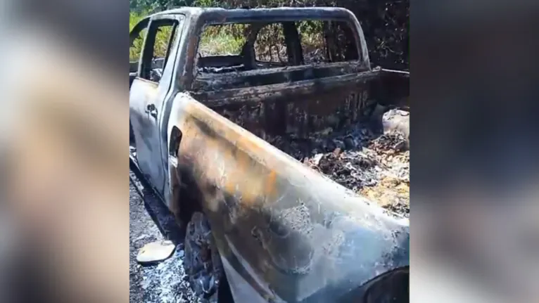 Os carros utilizados pelas vítimas antes da chacina foram encontrados incendiados em uma vicinal da região.