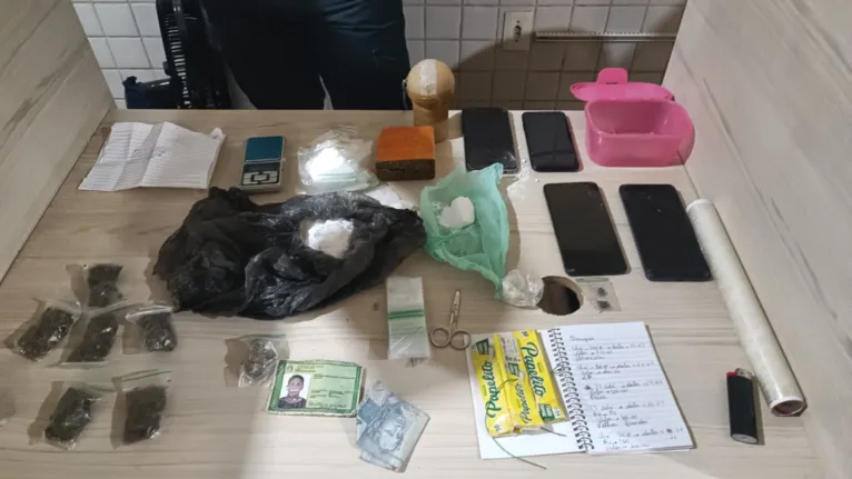 Os itens apreendidos, encontrados pelo cão farejador da Guarda Municipal, foram levados para a delegacia