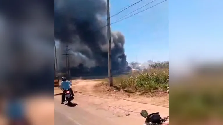 As chamas, que teriam começado na mata às margens da ferrovia, rapidamente se espalharam para um ferro-velho localizado de frente para a BR-222