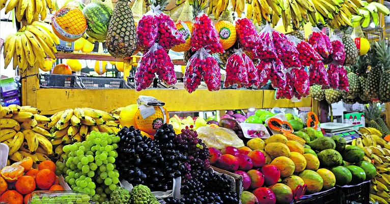 A busca pelas frutas da temporada tem movimentado as feiras da capital.