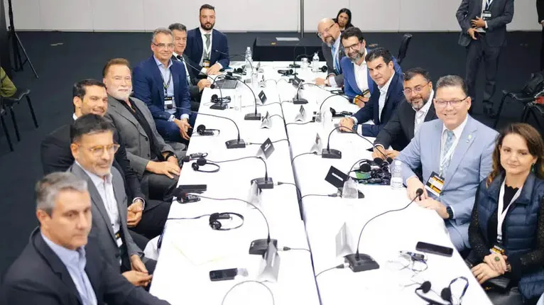 Helder em mesa junto de governadores da Amazônia Legal e o ator internacional em mesa de debate