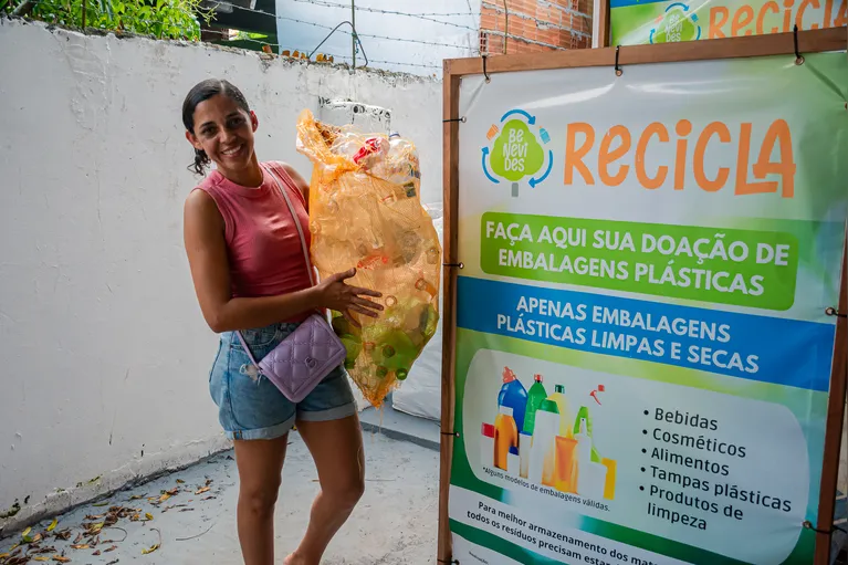 A cada 1 kg de materiais recicláveis entregues, os moradores de Benevides recebem moedas Ecoben.