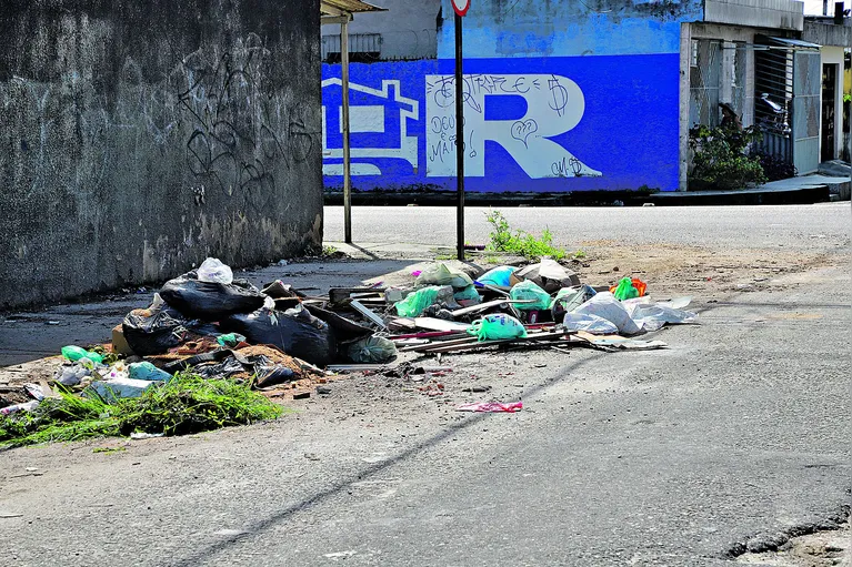 Segundo moradores, a situação se arrasta há pelo menos quatro anos.