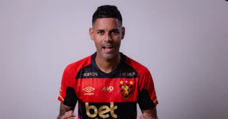 A contratação tem como objetivo ampliar as opções defensivas do time na sequência do Campeonato Brasileiro 2025.