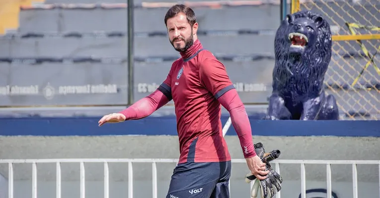 Goleiro sofreu uma lesão no joelho e em 7 dias voltou a treinar