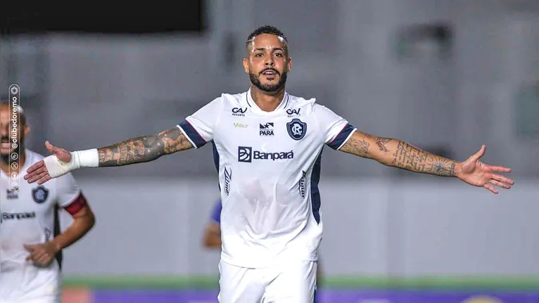 Maxwell marcou quatro gols com a camisa azulina