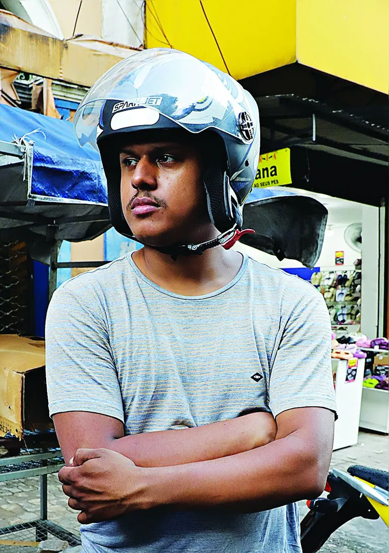 Gerson Silva usa a moto para trabalhar também