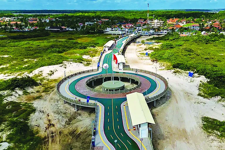 Com 380 metros de extensão, a nova passarela conta com ciclovia, calçadas para pedestres, quiosques, banheiros, chuveiros, paisagismo, sinalização tátil, rampas de acesso, bicicletário, entre outros atrativos