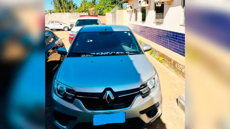 Os policiais avistaram um veículo Renault Logan, de cor prata, estacionado em frente a uma loja de acessórios automotivos