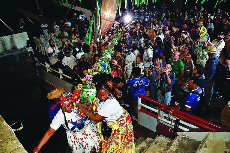 A chegada do barco deu início à grande celebração que marca oficialmente a abertura dos Arrastões de 2025.