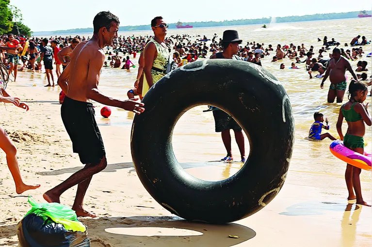 Desde cedo, as praias mais conhecidas da ilha começaram a ficar bastante movimentadas.