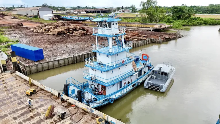Embarcação está apreendida pela Delegacia Fluvial
