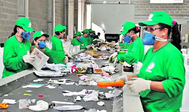 A proposta visa reduzir os impostos para essas empresas, incentivando a atuação no setor de reciclagem e tratamento de resíduos.