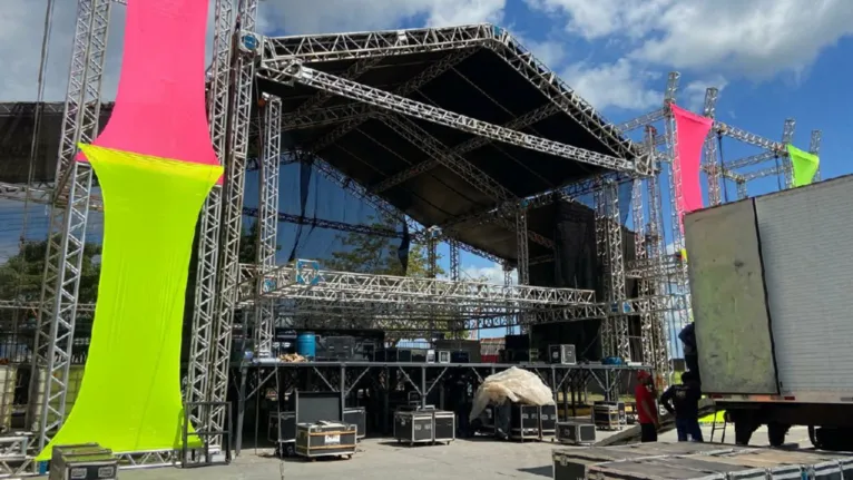 Palco montado para as atrações do "Maraverão"